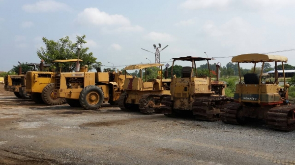 รถตัก KOMATSU JH63 เอวอ่อน แขนยาวพิเศษ ตักใส่ห่างพ่วงคอกสูง ๆ ได้อย่างสบาย ใช้งานดี ลดราคาพิเศษเหลือ 360,000 บาท.