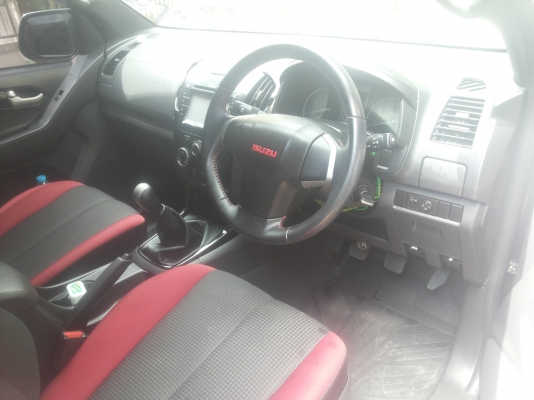 isuzu d-max hi lander x series 4 ประตู สีดำ ปี2013 isuzu d-max hi lander x series 4 ประตู สีดำ ปี2013