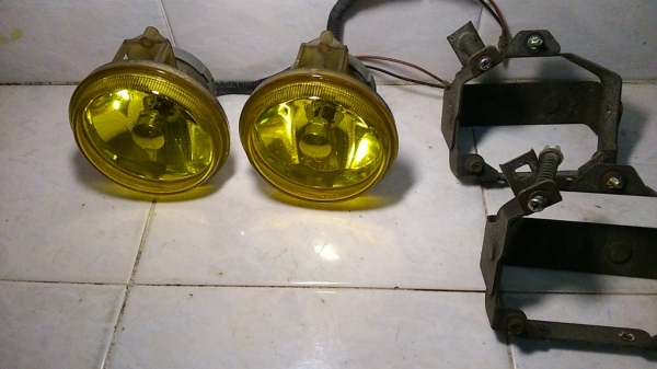 ขายสปอร์ตไลท์สีเหลือง