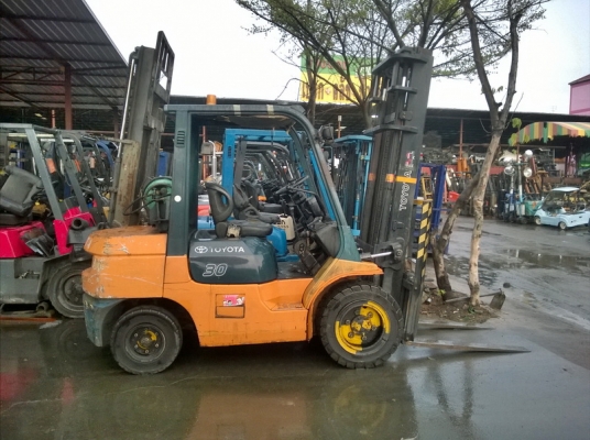 รถยกโตโยต้ารุ่น 7 น้ำหนักยก 3 ตัน เสาสูง 4 เมตร เครื่องเบนซินติดแก๊ส เกียร์ธรรมดา แผงงาสไลด์