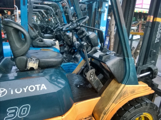 รถยกโตโยต้ารุ่น 7 น้ำหนักยก 3 ตัน เสาสูง 4 เมตร เครื่องเบนซินติดแก๊ส เกียร์ธรรมดา แผงงาสไลด์