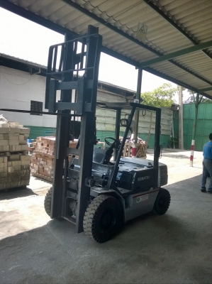 รถยกโคมัสสึรุ่น 11 น้ำหนักยก 2 ตัน เสาสูง 3 เมตร เครื่องดีเซล เกียร์ธรรมดา