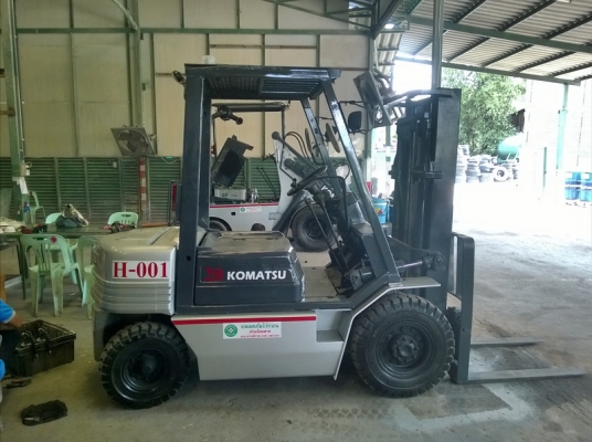 รถยกโคมัสสึรุ่น 11 น้ำหนักยก 2 ตัน เสาสูง 3 เมตร เครื่องดีเซล เกียร์ธรรมดา