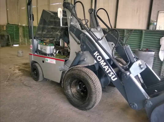 รถตักล้อยางเอวแข็ง  KOMATSU SD10-3