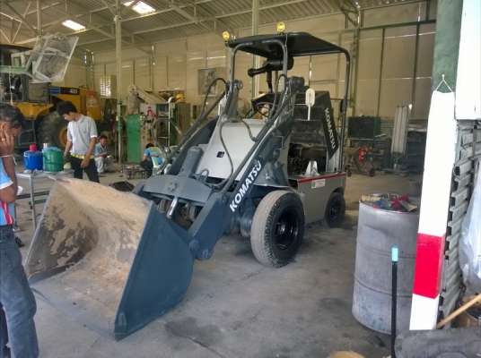 รถตักล้อยางเอวแข็ง  KOMATSU SD10-3