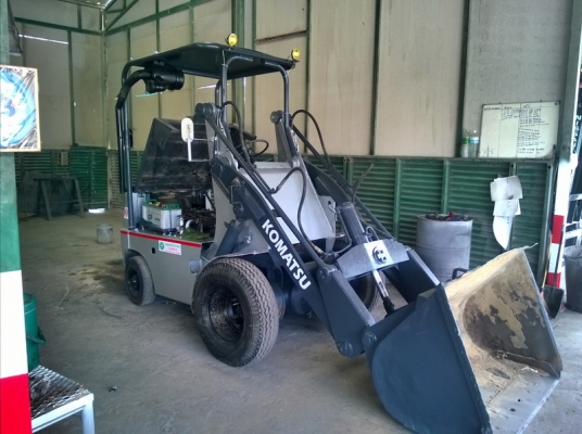 รถตักล้อยางเอวแข็ง  KOMATSU SD10-3