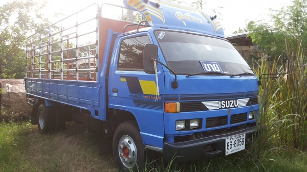 **430,000 บ.ต่อรอง**ขาย6ล้อช่วงยาว ISUZU 115 NPR59P ประกอบ ปี39 เครื่อง 4BD1 115HP แห้งดี แรง ไม่เยิ้ม ช่วงล่าง คานหน้า6น็อต เฟืองท้ายF คัสซีดี ไม่ปะไม่ดาม ไม่บวม กระบะพื้นไม้คอกเหล็ก 5.0ม. สภาพสวย พื้นดี ข้างดีไม่ผุ คอกเหล็กแป็ป แข็งแรง หัวเก๋งสวย ภายในส