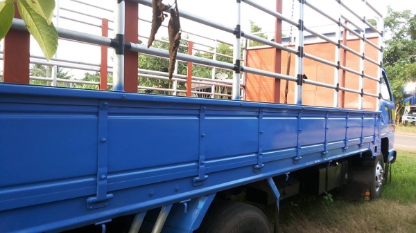 **430,000 บ.ต่อรอง**ขาย6ล้อช่วงยาว ISUZU 115 NPR59P ประกอบ ปี39 เครื่อง 4BD1 115HP แห้งดี แรง ไม่เยิ้ม ช่วงล่าง คานหน้า6น็อต เฟืองท้ายF คัสซีดี ไม่ปะไม่ดาม ไม่บวม กระบะพื้นไม้คอกเหล็ก 5.0ม. สภาพสวย พื้นดี ข้างดีไม่ผุ คอกเหล็กแป็ป แข็งแรง หัวเก๋งสวย ภายในส