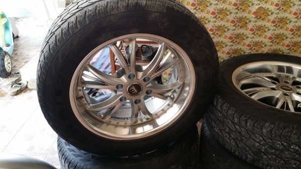 ขายด่วน ล้อแม็กขอบ20 พร้อมยาง 275-55 สภาพสวย พร้อมน๊อต