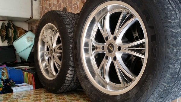 ขายด่วน ล้อแม็กขอบ20 พร้อมยาง 275-55 สภาพสวย พร้อมน๊อต