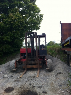 ขายรถโฟคลิฟ 2 ตันครึ่ง คล่องตัว รถยุโรป สามารถเกาะติดท้ายรถบรรทุกได้ ยกสูง 4 ม. 089-5512032