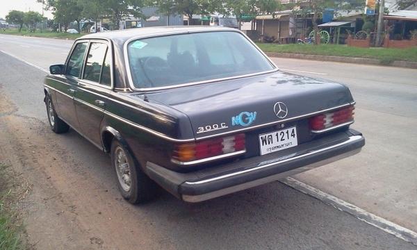 ขายBenz W123 สเปกพิเศษ มีซันรูฟ เครื่อง2 เจ ติดแก็สเเล้ว  ขับส่งได้ทั่วไทยคับ