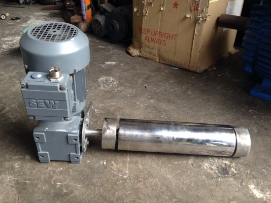 ขายมอเตอร์เกียร์ Sew Eurodrive ขนาด 0.5 HP. 380 V อัตราทด 1:6.5 สภาพสวยมาก มาพร้อม โรลเลอร์ขับสายพานลำเลียง เป็นแบบสแตนเลส อย่างดี พร้อมใช้งาน