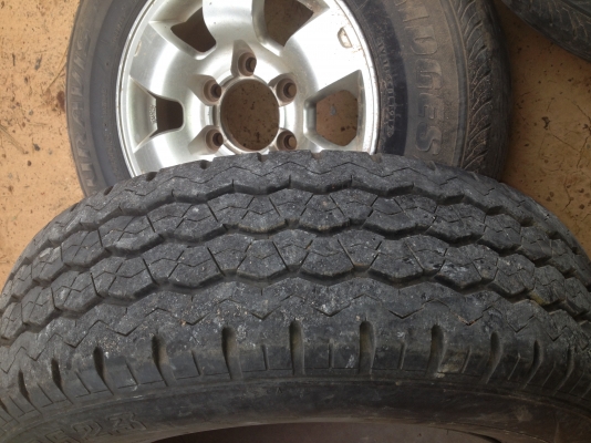 ขายล้อแม็กใส่กระบะ 6 รู ขอบ 15 พร้อมยาง Bridgestone 215/70/15 ขายล้อแม็กใส่กระบะ 6 รู ขอบ 15 พร้อมยาง Bridgestone 215/70/15