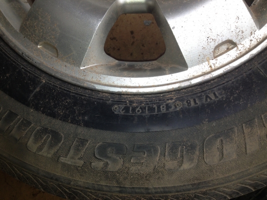 ขายล้อแม็กใส่กระบะ 6 รู ขอบ 15 พร้อมยาง Bridgestone 215/70/15 ขายล้อแม็กใส่กระบะ 6 รู ขอบ 15 พร้อมยาง Bridgestone 215/70/15