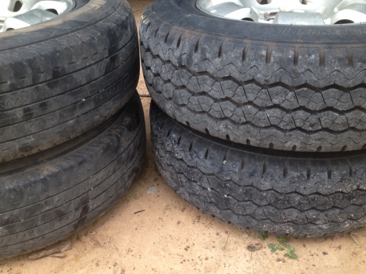 ขายล้อแม็กใส่กระบะ 6 รู ขอบ 15 พร้อมยาง Bridgestone 215/70/15 ขายล้อแม็กใส่กระบะ 6 รู ขอบ 15 พร้อมยาง Bridgestone 215/70/15