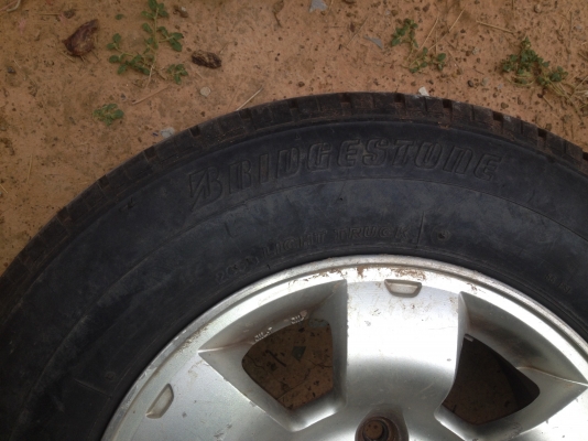 ขายล้อแม็กใส่กระบะ 6 รู ขอบ 15 พร้อมยาง Bridgestone 215/70/15