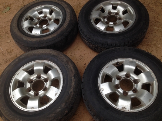 ขายล้อแม็กใส่กระบะ 6 รู ขอบ 15 พร้อมยาง Bridgestone 215/70/15