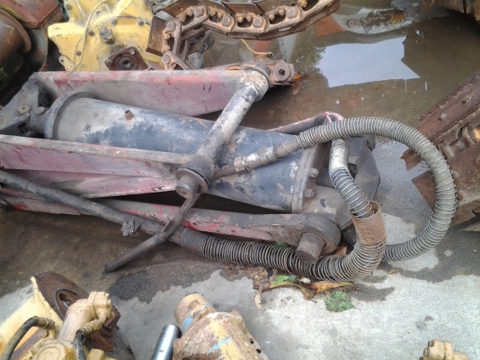 ขายครับกระบอกไฮโดลิครถ10ล้อ สภาพค่อนข้างใหม่ ใส่10ล้อและ6ล้อใหญ่เท่านั้น ตัวใหญ่มากครับ ขาย 28500 บาท