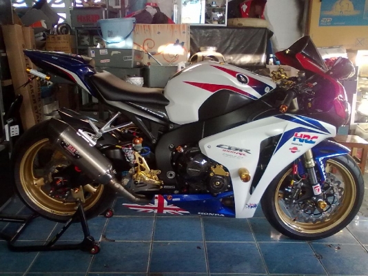 ขาย cbr1000rr 2008 ปลดล็อค ท่อแต่ง ท้ายแต่ง ถูกๆๆ แฟริ่ง2ชุด