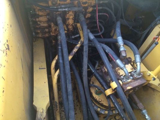 แสงฟ้าเต้นรถ///ขายแบคโฮ KOMATSU PC200-7 พร้อมเล่มทะเบียน ราคาต่อรองได้ครับ