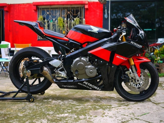 ขาย Cbr400 พร้อมทะเบียนแท้ งานเกรดเอ แยกชิ้นส่วนออกทุกชิ้นเก็บงานใหม่หมด แฟริ่ง Cbr1000 08 โช๊คหัวกลับ ท่อสูตรเสียงลั่นๆ