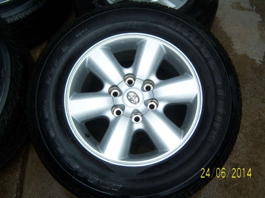 แม็กโตโยต้า ขอบ 17 พร้อมยางบริสโตน 265 65 17 ปี 10 มี1ชุด สภาพสวย ยางดีใช้ได้อีกนาน