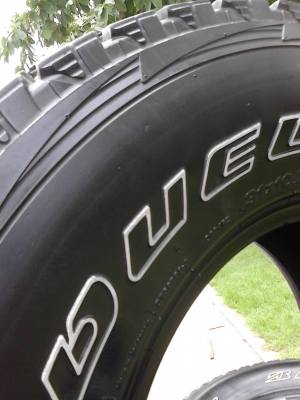 31X10.50R15.  Tel.081-427-3941