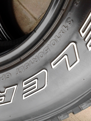 31X10.50R15.  Tel.081-427-3941