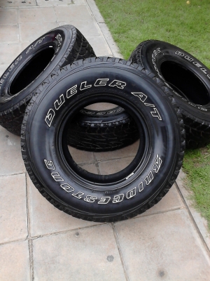 31X10.50R15.  Tel.081-427-3941