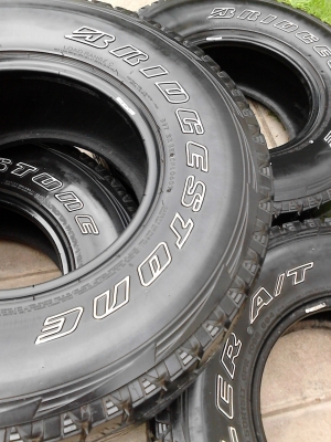 31X10.50R15.  Tel.081-427-3941