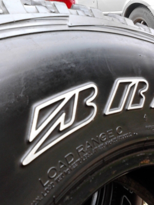 31X10.50R15.  Tel.081-427-3941