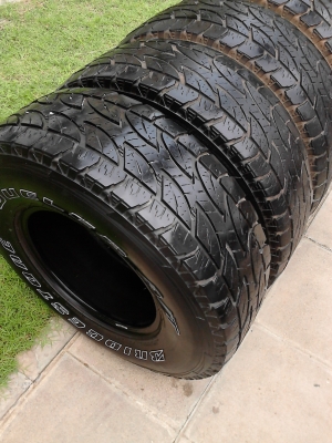 31X10.50R15.  Tel.081-427-3941