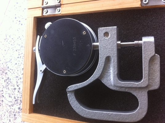 เครื่องมือวัดความหนาชิ้นงาน ที่มีความละเอียดสูงที่ 0.01 มม. ใช้งานง่ายแค่บีดแล้วปล่อย