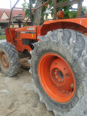 รถไถ KUBOTA  M9000.  ( รถทำงาน  4,xxx ซม. )   สนใจติดต่อ  081 - 6079515
