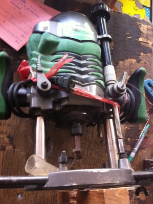 เร้าเตอร์ HITACHI รุ่นใหญ่สุด ขนาด 1700 W. จัดก้านได้ 12 มม.มีดอกแถมให้