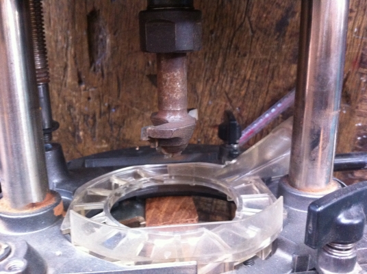 เร้าเตอร์ HITACHI รุ่นใหญ่สุด ขนาด 1700 W. จัดก้านได้ 12 มม.มีดอกแถมให้