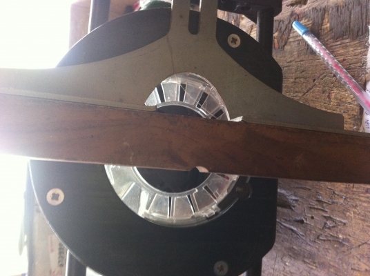 เร้าเตอร์ HITACHI รุ่นใหญ่สุด ขนาด 1700 W. จัดก้านได้ 12 มม.มีดอกแถมให้