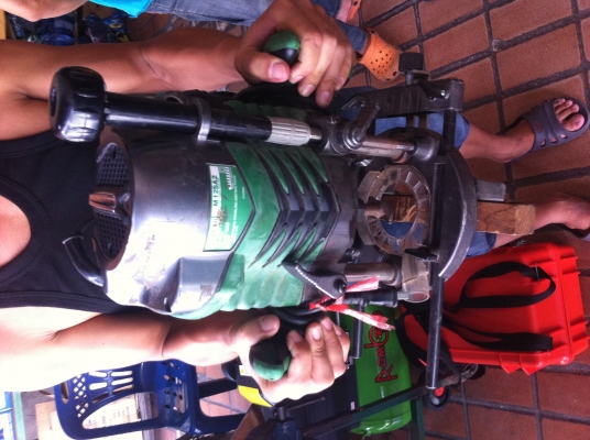 เร้าเตอร์ HITACHI รุ่นใหญ่สุด ขนาด 1700 W. จัดก้านได้ 12 มม.มีดอกแถมให้