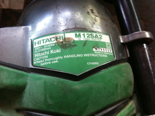 เร้าเตอร์ HITACHI รุ่นใหญ่สุด ขนาด 1700 W. จัดก้านได้ 12 มม.มีดอกแถมให้