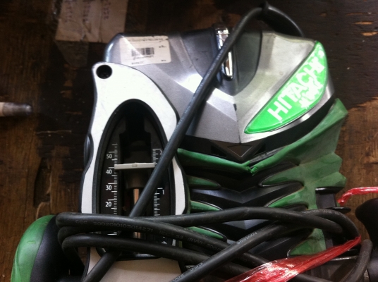 เร้าเตอร์ HITACHI รุ่นใหญ่สุด ขนาด 1700 W. จัดก้านได้ 12 มม.มีดอกแถมให้