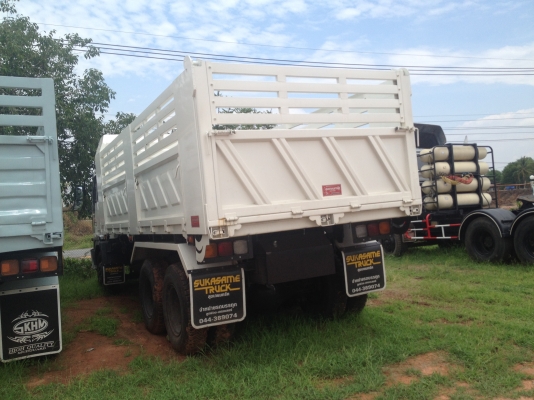 ขาย 10 ล้อ HINO PROFIA  รถบรรทุก 10 ล้อ 2 เพลา  เครื่อง แดวู GE12TI  340 แรงม้า ดั้มพ์ ยาว 6.0 เมตร กว้าง 2.50 เมตร สูง 1.40 เมตร ฝาข้างสูง 80 ซม. ลายแผงข้าง สามมิตร กระบอกดั้ม 15 ตัน แกน  90 มิล ช่วงล้อ 4.80 เมตร คัชซี 85 ซม.