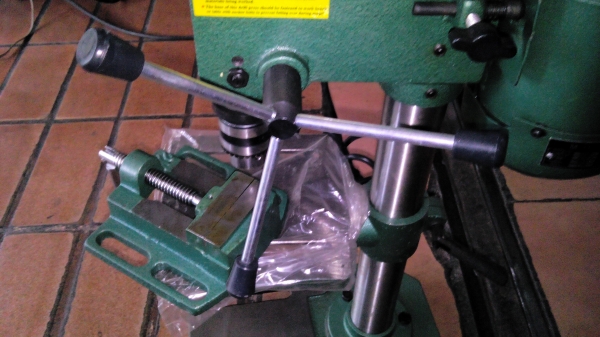 สว่านแท่น SUPER KING ให้พร้อมปากกาจับชิ้นงาน สูง 60 cm.มอเตอร์ 1/3 แรงม้า จับดอกสว่านได้ถึง 13 มม. ปรับสปีดได้ 5 ระดับ