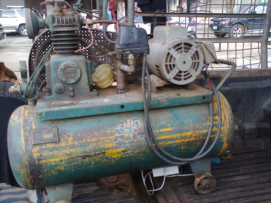 ปั้มลมญี่ปุ่นมอเตอร์มิสซูสภาพเดิมๆครับสวยๆครับ  มอเตอร์1.5  แรงมิสซูครับ  ถังประมาณ 90  ลิตร  หัวประมาณ 2-3  แรงครับเสียงนิ่มครับราคานี้คุ้มครับ