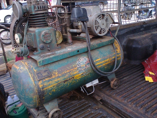 ปั้มลมญี่ปุ่นมอเตอร์มิสซูสภาพเดิมๆครับสวยๆครับ  มอเตอร์1.5  แรงมิสซูครับ  ถังประมาณ 90  ลิตร  หัวประมาณ 2-3  แรงครับเสียงนิ่มครับราคานี้คุ้มครับ