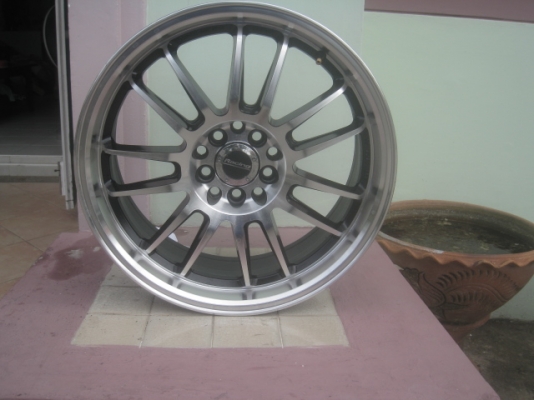 ขายล้อแม็กมือ2 re30 17"x7" et40 5 รู 100/114.3 สีดำหน้าเงาขอบเงา สนใจติดต่อเล็กคลองสาม 081-3747940