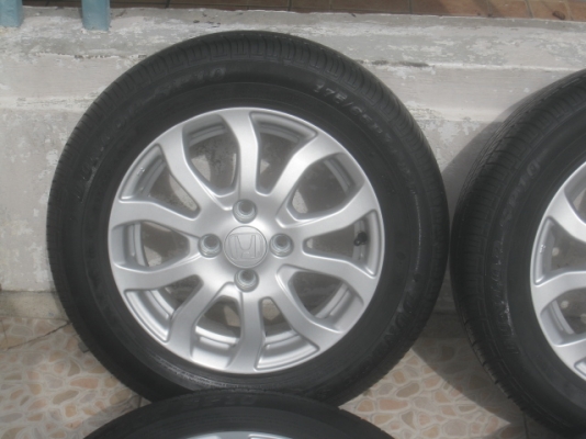 ขายล้อแม็กป้ายแดง brio amaze 14"x5" et50 4รู100 พร้อมยางปี13  สนใจติดต่อเล็กคลองสามครับ 081-3747940