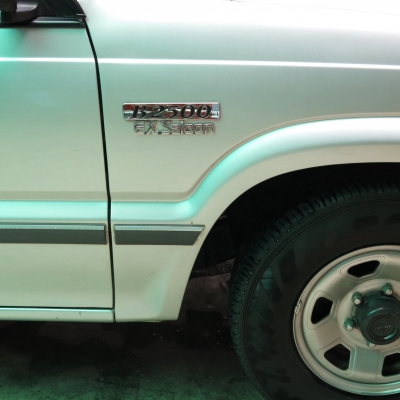 มี Mazda b 2500  มาหาแลก รถตู้ toyota เล็ก