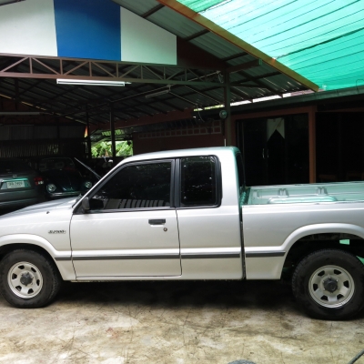 มี Mazda b 2500  มาหาแลก รถตู้ toyota เล็ก