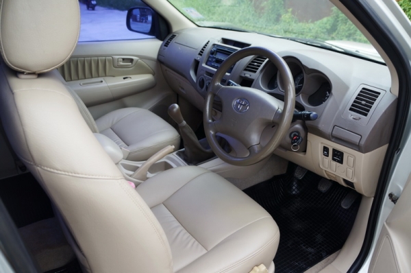 TOYOTA VIGO CAB ปี 2006 ตัว TOP สุด ARIBAG เบรค ABS ล้อ MAX เบาะหนัง กระจกไฟฟ้า เครื่องเดิมๆวิ่งดี ช่วงล่างแน่น แอร์เย็นๆ ภายในสภาพสวย สีสวย รถพร้อมใช้งาน จัดไฟแนนได้